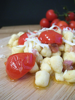 Gnocchetti, ceci, pomodorini e pancetta